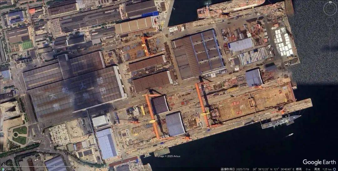 42米宽×300米长！卫星揭秘中国004核航母排水量或破11